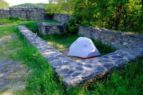 Aufgebautes MSR HubbaHubba Zelt in der Schmidtburg