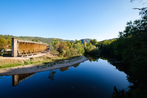 Blick von der Salinenbrücke auf ein Gradierwerk und die Karlshalle in Bad Kreuznach