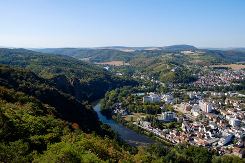 Aussicht auf die Nahe die sich um Bad Münster am Stein schlängelt