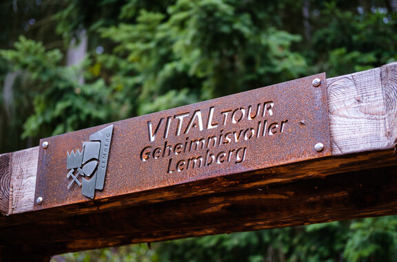 Wooden arc with a metal plate with inscription 'VitalTour Geheimnisvoller Lemberg'
