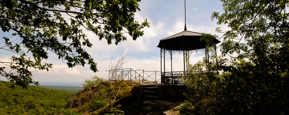 Der Dettweiler Tempel auf dem Drei Burgen Weg im Taunus